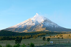 La face sud du volcan Popocatépetl, vue depuis Paso de Cortez, dans l’État de Puebla (Mexique). (définition réelle 3 072 × 2 040)