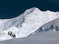 Връх Фрисланд гледан от горната част на ледник Перуника, на преден план вдясно хребет Плиска