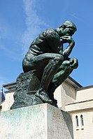 O pensador de Auguste Rodin, aquí exposta no Museo Rodin de París, é un exemplo ben coñecido da escultura heroica de espidos de principios do século XX.