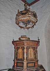 Predikstolen med ljudtak från 1679.