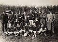 Voorafgaand aan de interland Nederland-België op 10 april 1910 in stadion De Hout in Haarlem, met De Korver op zijn knieën in het midden.