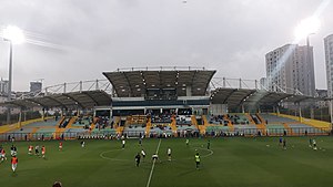 Die Haupttribüne des Necmi Kadıoğlu Stadyumu im August 2019