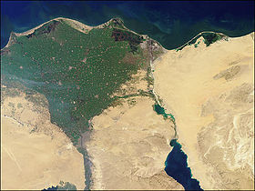 Image satellite de l'isthme de Suez traversé par le canal avec le delta du Nil sur la gauche.