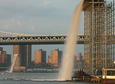New York City Waterfalls, vattenfall från Brooklyn Bridge i New York, 2008. I bakgrunden Manhattan Bridge