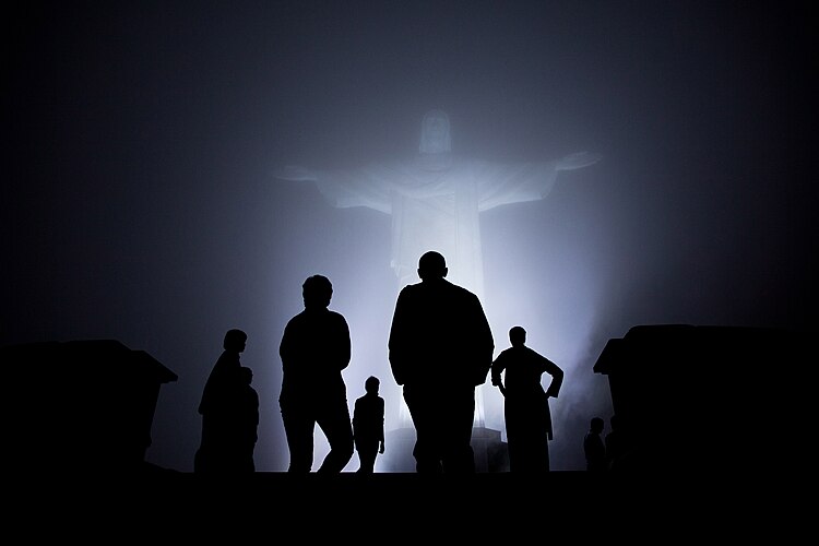 Барак Обама с супругой и дочерьми перед статуей Христа-Искупителя в тумане, 20 марта 2011 года
