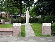 Oorlogsmonument Sint Nicolaasga, op beide zijden van de gedenkzuil staan vijf namen