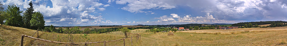 Panorama přírodní památky, pod ní leží obec Žárovice