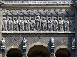 La frise de Jésus avec les apôtres sur la façade principale (sud).