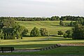 Das Gelände des ehemaligen Ortes Lidice (CZ). Ausblick von der Gedenkstätte aus auf das Gelände der ehemaligen Gemeinde