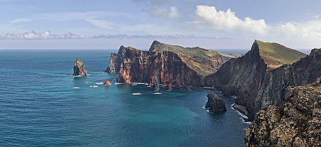 Побережье острова Мадейра в районе природного заповедника «Понта-де-Сан-Лоуренсу»