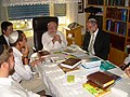Opperrabbijn Dov Lior van Hebron en Kiryat Arba met leerlingen