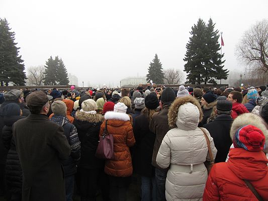 Номинально всё это проходило в формате встречи с избирателями. Вот, например, Вишневский и Резник, едва заметные в толпе избирателей, ломящихся встретиться с депутатами.