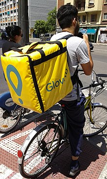 Um entregador de bicicleta da Glovo em Valência.