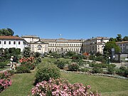 王宮正面の薔薇園