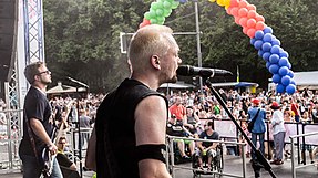 Alex und Barty auf der Hauptbühne des CSD Berlin 2016 am Brandburger Tor