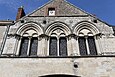 Saint-Benoît-sur-Loire, maison du XIIIe siècle, triplet de fenêtres garnies de tores.