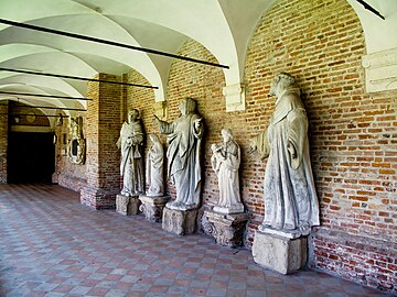 Statues du cloître.