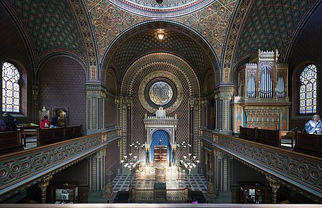 Another view of the synagogue. Photo by User:Stefan Fadinger.