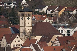 Kirche von den Weinbergen aus gesehen