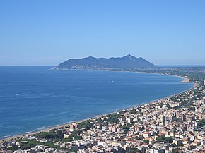 Вид на гору Чирчео из Террачины, Италия