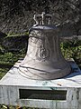 Alte Glocke vor der Kirche