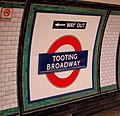 Il nome della stazione sul logo della metropolitana di Londra