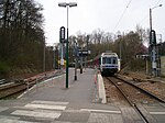 Le quai du terminus de la ligne, à la gare de Saint-Nom-la-Bretèche - Forêt de Marly, vu en direction de Paris en avril 2006.