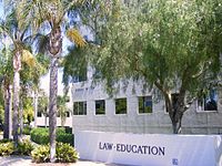 Юридический и образовательный комплекс UC Irvine.jpg