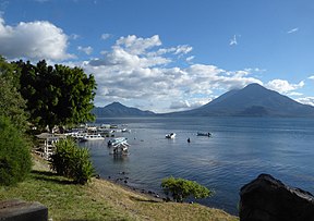 Pogled na vulkan i Jezero Atitlán