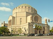 Wilshire Boulevard Temple is one of the largest synagogues in LA. Wilshire Boulevard Temple 2017 (cropped).jpg