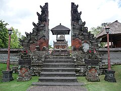 Вход в среднюю часть храма Таман Аюн (Бали) через расколотые ворота, 2020-02-12