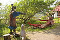 Photo couleur d'une statue de Momotarō et d'une statue couchée d'un démon rouge.