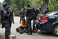 Polizist läßt sich die Schuhe putzen, das kostet weniger als einen Euro.