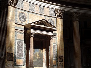 Fûts de colonnes et de pilastres en marbre jaune antique du Panthéon de Rome.