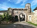 Le manoir de Toulgoat et son porche monumental.