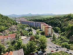 Panelové sídliště Prosetice z vyhlídkové věže obchodní akademie v Teplicích.