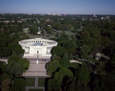 Cementerio Nacional de Arlington, con el Arlington Memorial Amphitheater[19]​ y la Tumba de los desconocidos (Estados Unidos).
