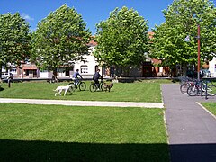 Espace public devant la médiathèque, avec stationnement pour les vélos, juin 2008.