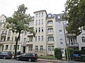 Mietshaus in geschlossener Bebauung mit Vorgarten