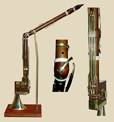 Corno di bassetto cromática según Theodor Lotz (réplica) con caja colocada en el extremo del instrumento para alargar el tubo.