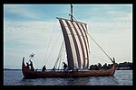 En replik av ett vikingaskepp som seglar vid Birka 1991.