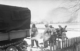 Bundesarchiv Bild 101I-090-3906-10, Russland, Raupenschlepper, angehängte Kanone.jpg