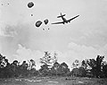 Egy C 47 szállító ejtőernyővel dob le utánpótlást Myitkyinánál. 1944.