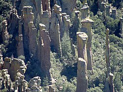 روزگاری شکارچیان آپاچی لابلای این صخره های فرسوده و ستونی ۲۰-۳۰ متری در آریزونا به مراقبه مشغول میشدند.