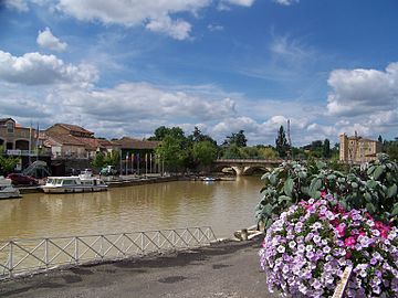 Le port de Condom sur la Baïse ; au fond à droite, les Grands Moulins.