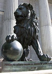 Dettaglio di uno dei due leoni di bronzo siti outside all'esterno del Palazzo delle Corti