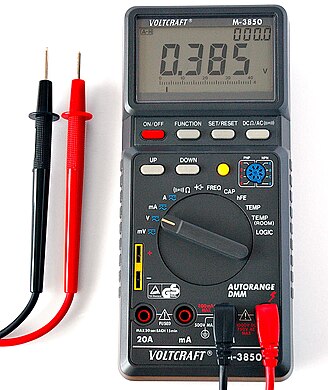 Мультиметр с функциями измерения частоты, температуры и проверки биполярных транзисторов