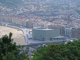 Het Kursaal met daarachter de wijk Gros, gezien vanaf de Urgull