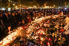 Civil service in remembrance of the attacks victims at the Place de la Republique on 15 November 2015 Dozens of mourning people captured during civil service in remembrance of November 2015 Paris attacks victims. Western Europe, France, Paris, place de la Republique, November 15, 2015.jpg