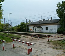 Widok na przystanek kolejowy Poznań Dębina z ulicy Wiśniowej. Zdjęcie wykonane w 2007 roku.